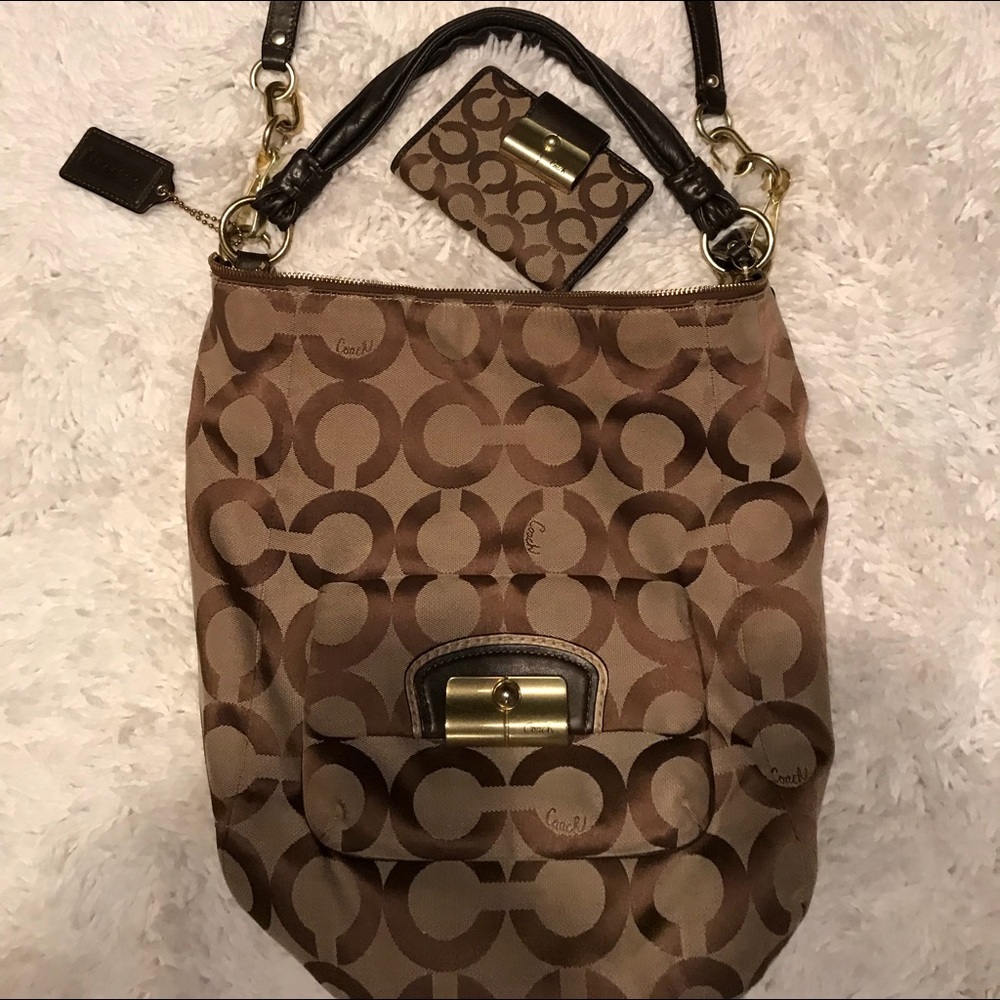 Coach large hobo style with wallet in EUC.